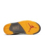 Air Jordan 5 Retro DH8565-100 - オフホワイトセイルスニーカー 赤のアクセント Air Jordan 5 Retro DH8565-100 オフホワイトセイルスニーカー 赤のアクセントと反射性シュータン