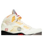 Air Jordan 5 Retro DH8565-100 - オフホワイトセイルスニーカー 赤のアクセント Air Jordan 5 Retro DH8565-100 オフホワイトセイルスニーカー 赤のアクセントと反射性シュータン