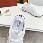 Loro Piana FAM1718-1000 weiße Ledersneaker Loro Piana FAM1718-1000 weiße Sneaker Vorderansicht mit roten Details
