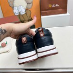 Loro Piana FAM1718-F3DW marineblaue Ledersneaker Loro Piana FAM1718-F3DW marineblaue Sneaker Vorderansicht mit grauen und braunen Details