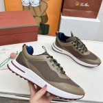 Loro Piana FAM1718-F6T5 olive grüne Ledersneaker Loro Piana FAM1718-F6T5 olive grüne Sneaker Vorderansicht mit braunen Details