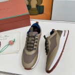 Loro Piana FAM1718-F6T5 olive grüne Ledersneaker Loro Piana FAM1718-F6T5 olive grüne Sneaker Vorderansicht mit braunen Details