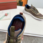 Loro Piana FAM1718-F6T5 olive grüne Ledersneaker Loro Piana FAM1718-F6T5 olive grüne Sneaker Vorderansicht mit braunen Details