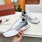 Loro Piana FAM1718-1000 weiße Ledersneaker Loro Piana FAM1718-1000 weiße Sneaker Vorderansicht mit roten Details