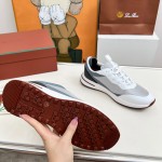 Loro Piana FAM1718-1000 weiße Ledersneaker Loro Piana FAM1718-1000 weiße Sneaker Vorderansicht mit roten Details