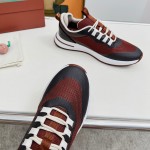 Loro Piana FAM1718-F6T5 olive grüne Ledersneaker Loro Piana FAM1718-F6T5 olive grüne Sneaker Vorderansicht mit braunen Details