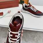 Loro Piana FAM1718-F6T5 olive grüne Ledersneaker Loro Piana FAM1718-F6T5 olive grüne Sneaker Vorderansicht mit braunen Details