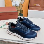 Loro Piana FAM1718-F3DW marineblaue Ledersneaker Loro Piana FAM1718-F3DW marineblaue Sneaker Vorderansicht mit grauen und braunen Details