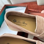Loro Piana サマーチャームズ ウォーク ローファー FAE5444-30AT フラワリングチェリー 女性用 コンフォートシューズ 正面ビュー